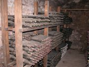 Vino pregiato in bottiglia nelle
cantine della Fattoria Petriolo
(8558 bytes)